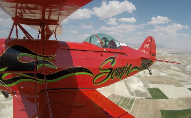 Akrobasi pilotu baba-kız uçaklarıyla gösteri yaptı